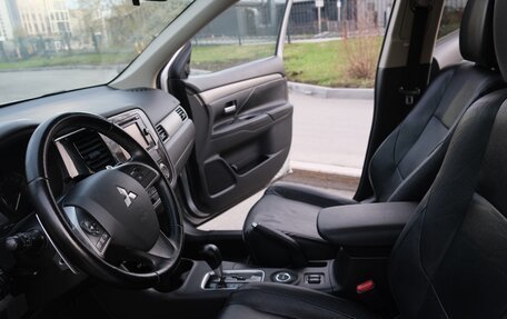Mitsubishi Outlander III рестайлинг 3, 2014 год, 1 800 000 рублей, 14 фотография