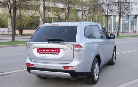 Mitsubishi Outlander III рестайлинг 3, 2014 год, 1 800 000 рублей, 6 фотография