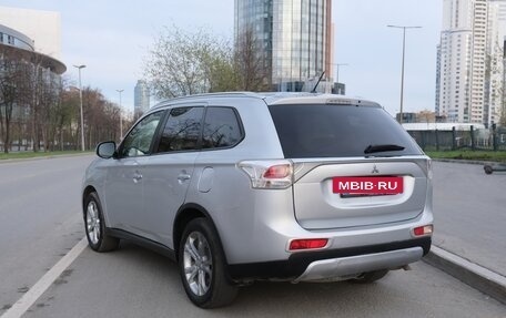 Mitsubishi Outlander III рестайлинг 3, 2014 год, 1 800 000 рублей, 7 фотография
