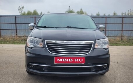Chrysler Town & Country V рестайлинг, 2014 год, 1 750 000 рублей, 1 фотография