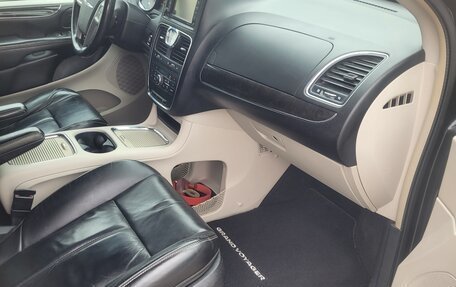 Chrysler Town & Country V рестайлинг, 2014 год, 1 750 000 рублей, 5 фотография