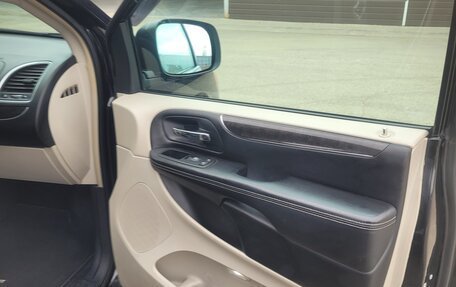 Chrysler Town & Country V рестайлинг, 2014 год, 1 750 000 рублей, 7 фотография