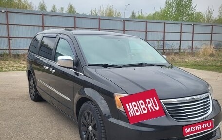 Chrysler Town & Country V рестайлинг, 2014 год, 1 750 000 рублей, 2 фотография