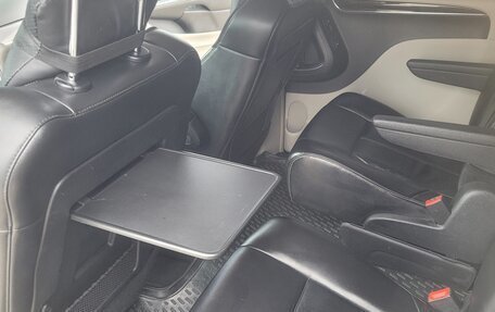 Chrysler Town & Country V рестайлинг, 2014 год, 1 750 000 рублей, 12 фотография