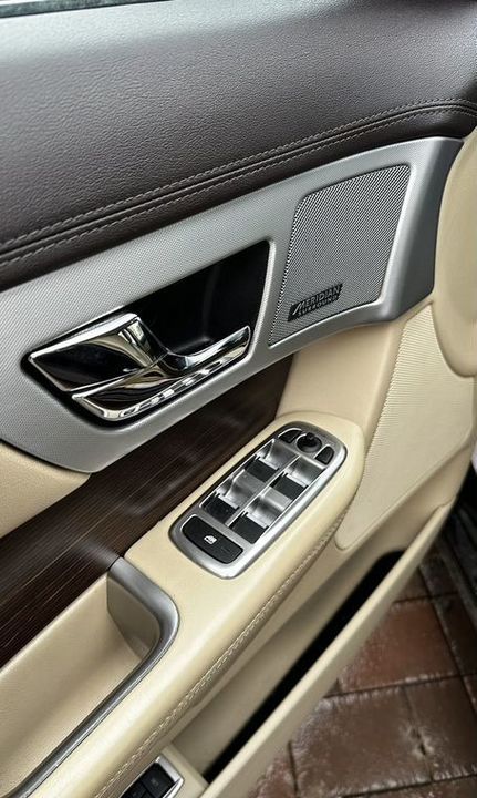 Jaguar XF I рестайлинг, 2014 год, 2 000 000 рублей, 9 фотография
