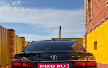 Toyota Camry, 2017 год, 2 950 000 рублей, 4 фотография