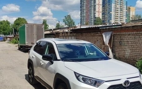Toyota RAV4, 2021 год, 2 600 000 рублей, 3 фотография