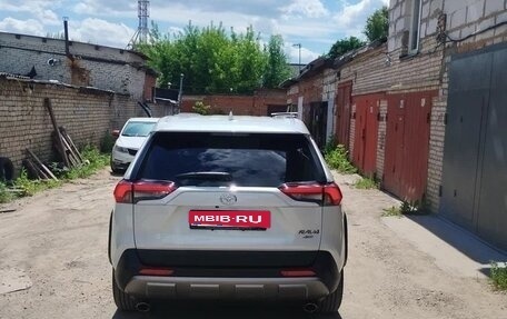 Toyota RAV4, 2021 год, 2 600 000 рублей, 5 фотография