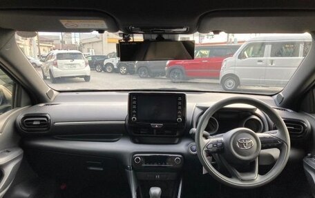 Toyota Yaris, 2021 год, 840 000 рублей, 9 фотография
