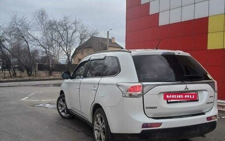 Mitsubishi Outlander III рестайлинг 3, 2014 год, 1 800 000 рублей, 2 фотография