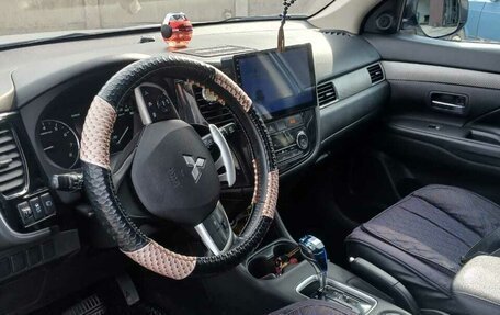 Mitsubishi Outlander III рестайлинг 3, 2014 год, 1 800 000 рублей, 6 фотография