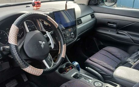 Mitsubishi Outlander III рестайлинг 3, 2014 год, 1 800 000 рублей, 4 фотография