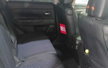Mitsubishi Outlander III рестайлинг 3, 2014 год, 1 800 000 рублей, 10 фотография