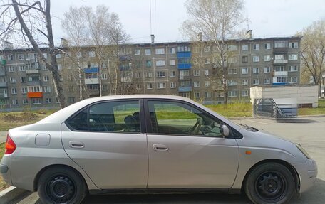 Toyota Prius IV XW50, 1998 год, 250 000 рублей, 2 фотография