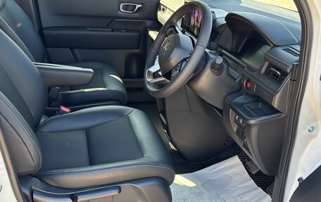 Honda Stepwgn, 2024 год, 3 950 000 рублей, 12 фотография