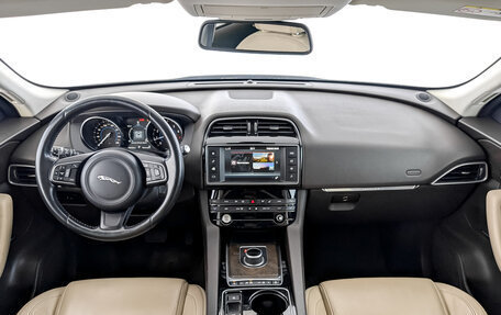 Jaguar F-Pace, 2016 год, 3 210 000 рублей, 14 фотография