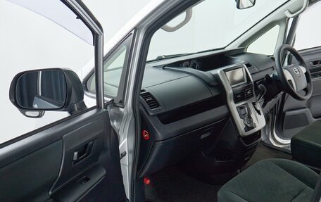 Toyota Noah III, 2013 год, 1 335 000 рублей, 10 фотография