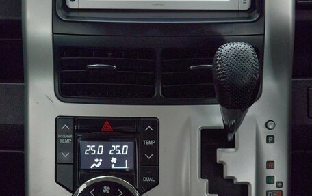 Toyota Noah III, 2013 год, 1 335 000 рублей, 14 фотография