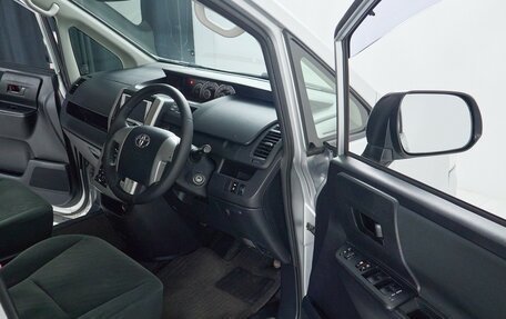 Toyota Noah III, 2013 год, 1 335 000 рублей, 8 фотография