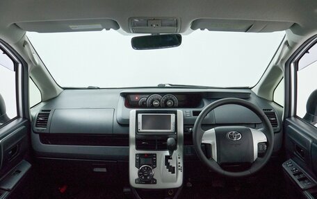 Toyota Noah III, 2013 год, 1 335 000 рублей, 9 фотография