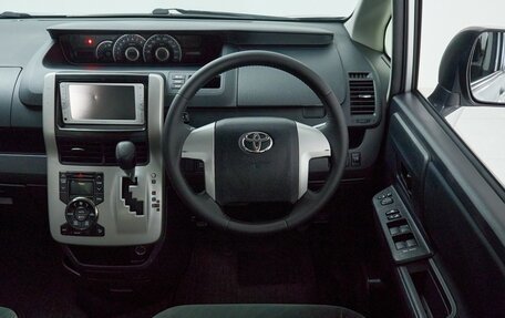 Toyota Noah III, 2013 год, 1 335 000 рублей, 13 фотография