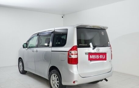 Toyota Noah III, 2013 год, 1 335 000 рублей, 5 фотография