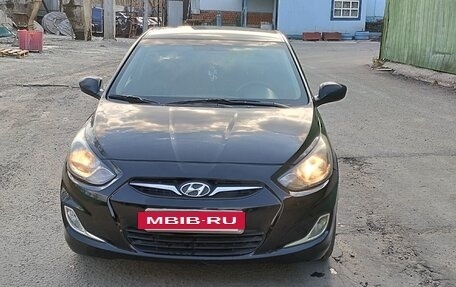 Hyundai Solaris II рестайлинг, 2012 год, 960 000 рублей, 2 фотография