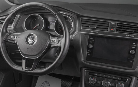 Volkswagen Tiguan II, 2018 год, 2 399 000 рублей, 18 фотография