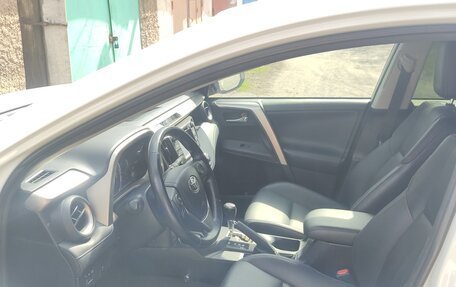 Toyota RAV4, 2015 год, 2 600 000 рублей, 8 фотография
