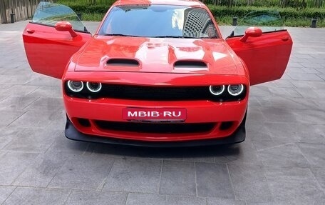 Dodge Challenger III рестайлинг 2, 2021 год, 3 800 000 рублей, 2 фотография