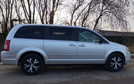Chrysler Town & Country V рестайлинг, 2009 год, 1 050 000 рублей, 2 фотография