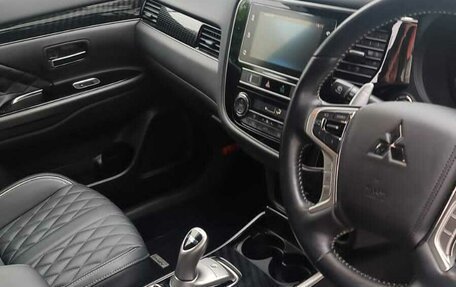 Mitsubishi Outlander III рестайлинг 3, 2018 год, 2 850 000 рублей, 11 фотография