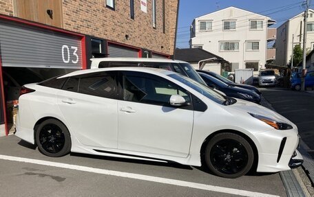 Toyota Prius IV XW50, 2022 год, 1 600 000 рублей, 4 фотография