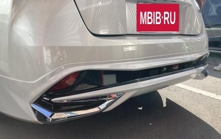 Toyota Prius IV XW50, 2022 год, 1 600 000 рублей, 8 фотография