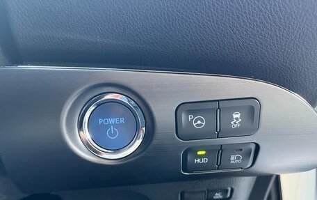 Toyota Prius IV XW50, 2022 год, 1 600 000 рублей, 12 фотография