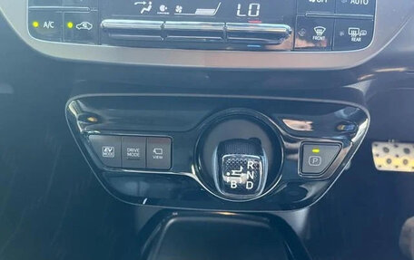 Toyota Prius IV XW50, 2022 год, 1 600 000 рублей, 13 фотография