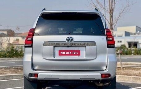 Toyota Land Cruiser Prado 150 рестайлинг 2, 2022 год, 3 415 000 рублей, 7 фотография