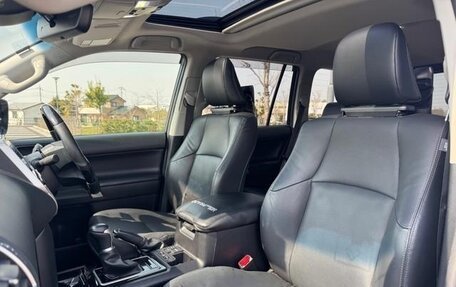 Toyota Land Cruiser Prado 150 рестайлинг 2, 2022 год, 3 415 000 рублей, 30 фотография