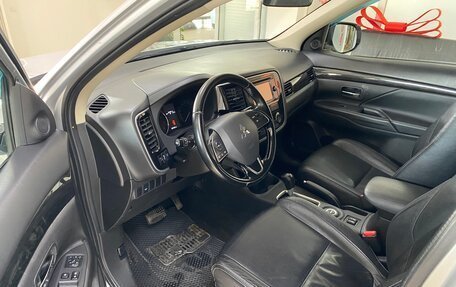 Mitsubishi Outlander III рестайлинг 3, 2016 год, 1 869 999 рублей, 13 фотография