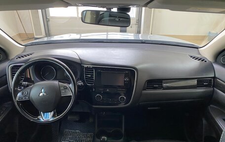 Mitsubishi Outlander III рестайлинг 3, 2016 год, 1 869 999 рублей, 18 фотография