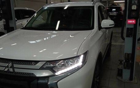 Mitsubishi Outlander III рестайлинг 3, 2019 год, 2 289 000 рублей, 1 фотография