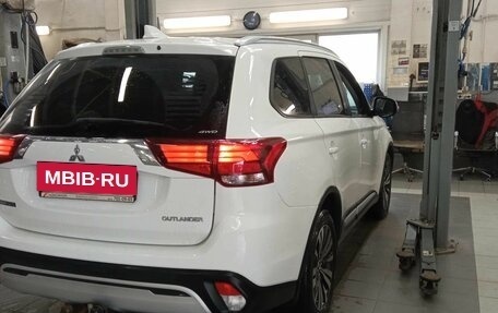 Mitsubishi Outlander III рестайлинг 3, 2019 год, 2 289 000 рублей, 3 фотография