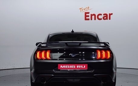 Ford Mustang VI рестайлинг, 2020 год, 2 430 000 рублей, 3 фотография