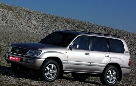 Toyota Land Cruiser 100 рестайлинг 2, 2004 год, 2 250 000 рублей, 1 фотография