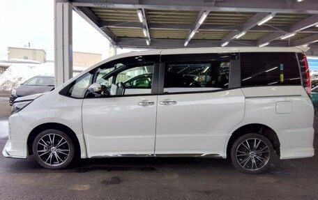 Toyota Noah III, 2021 год, 2 100 000 рублей, 4 фотография