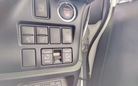 Toyota Noah III, 2021 год, 2 100 000 рублей, 9 фотография