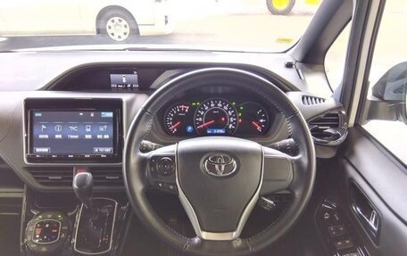 Toyota Noah III, 2021 год, 2 100 000 рублей, 8 фотография