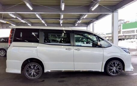 Toyota Noah III, 2021 год, 2 100 000 рублей, 5 фотография