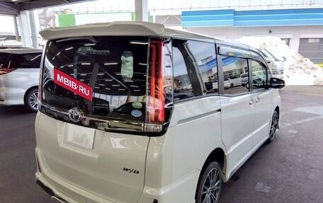 Toyota Noah III, 2021 год, 2 100 000 рублей, 6 фотография