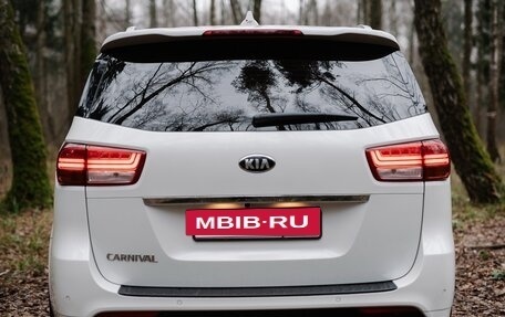 KIA Carnival III, 2016 год, 2 200 000 рублей, 3 фотография